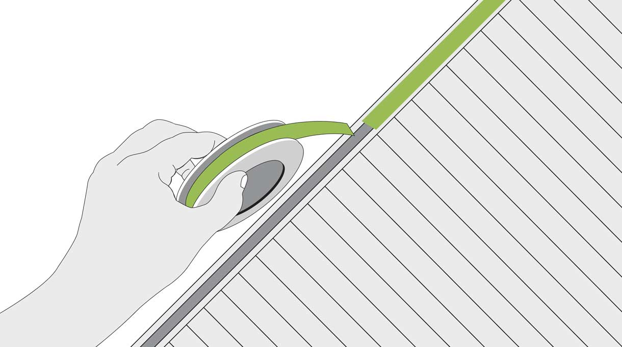 Los cantos con los alveolos abiertos del techo hay que sellarlos para mantener limpios y secos. El del lado superior de la pendiente se sella con esta cinta de polietileno que es de color verde