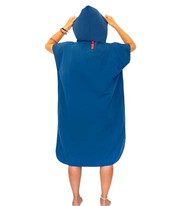 Ein blauer Mikrofaser-Badeponcho