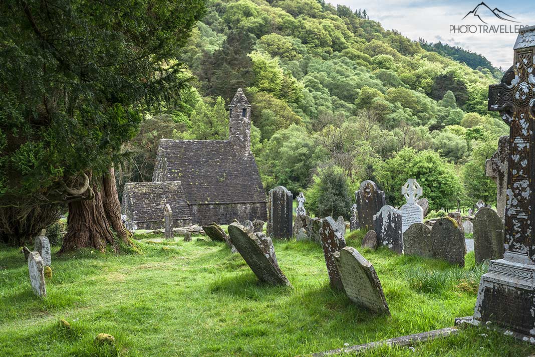 Grabsteine vor der St. Kevin's Kitchen in Glendalough