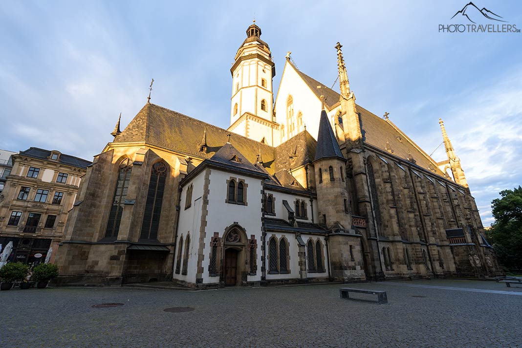Die Thomaskirche in Leipzig im Morgenlicht