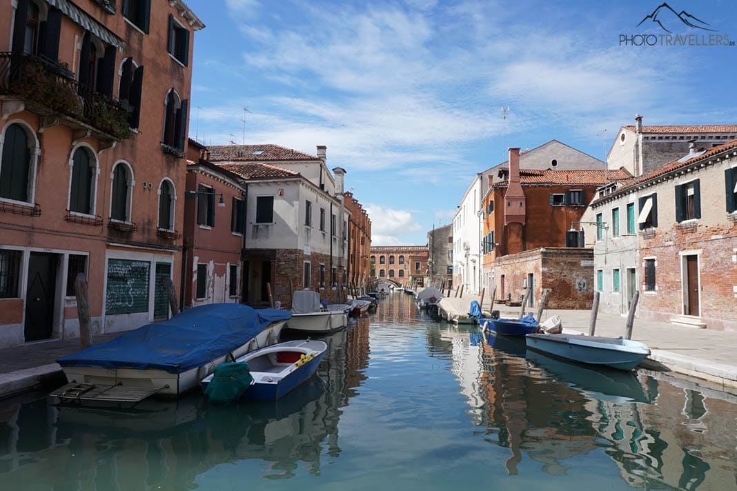 Ein Kanal mit kleinen Booten im Stadtteil Dorsoduro in Venedig