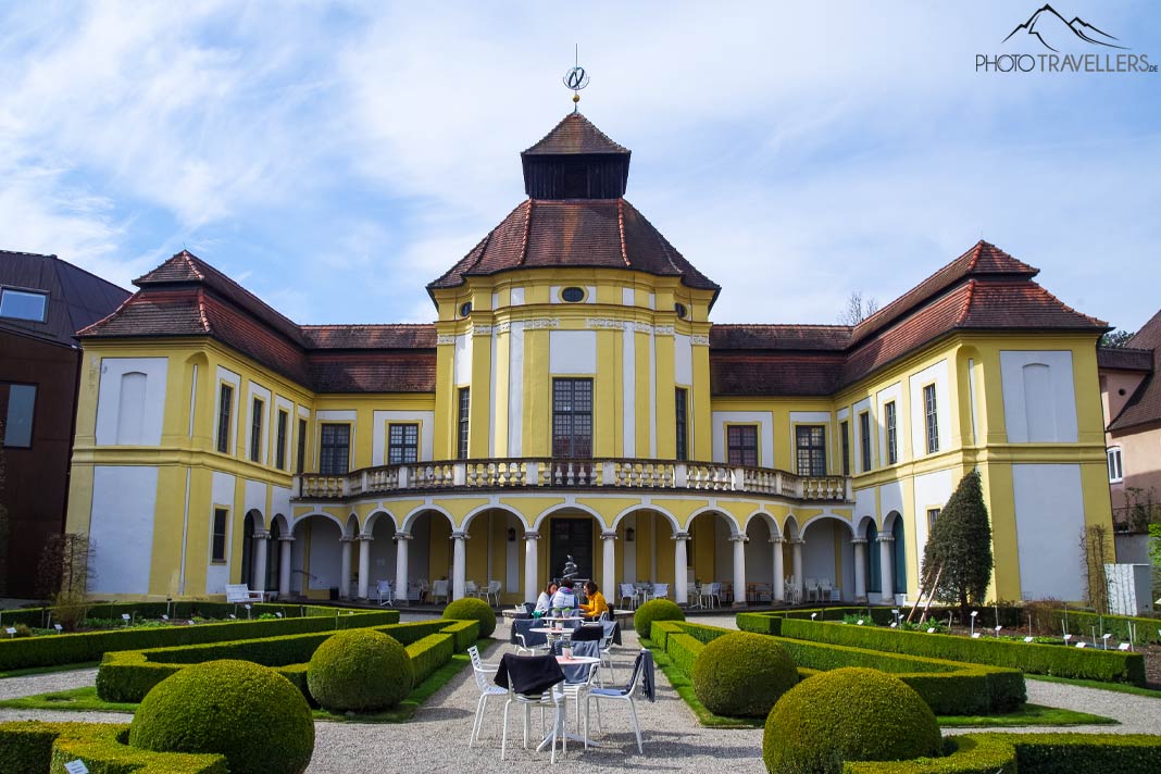 Blick aus dem Garten auf das gelbe Gebäude der Alte Anatomie