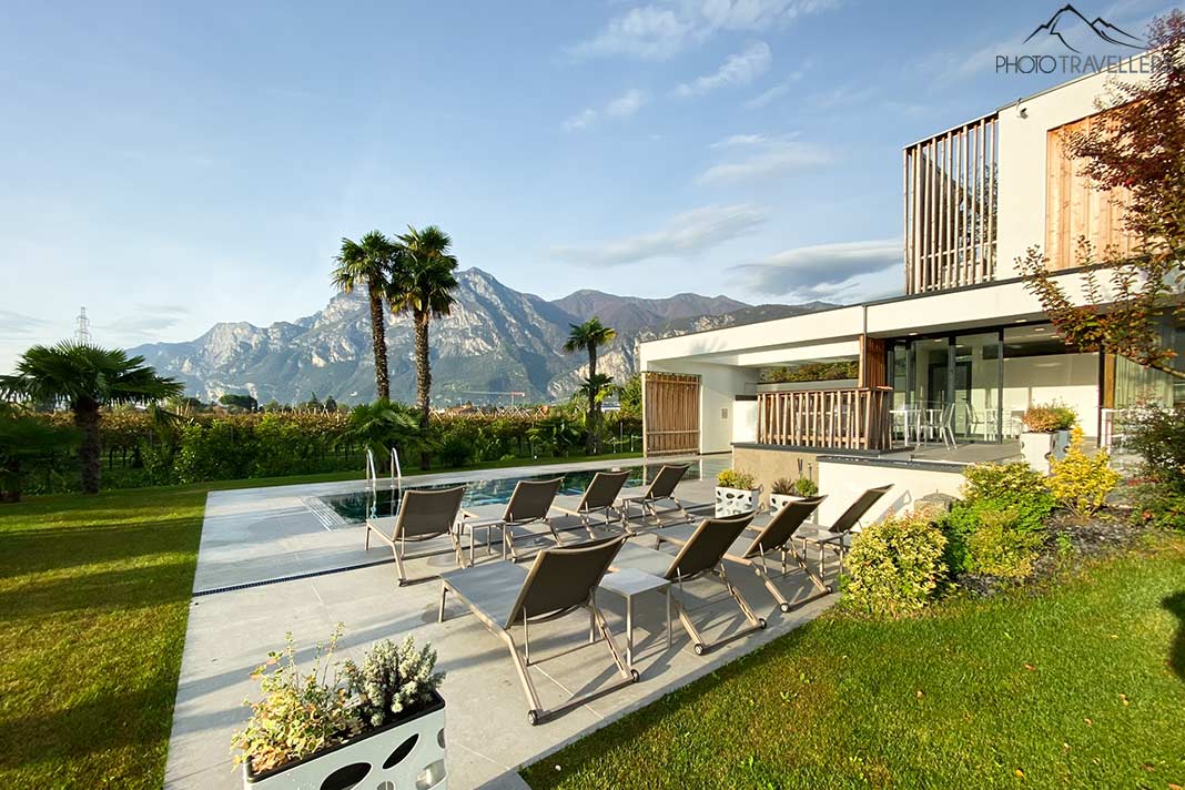 Liegen am Pool vom Hotel Alea Garda Lake Suite