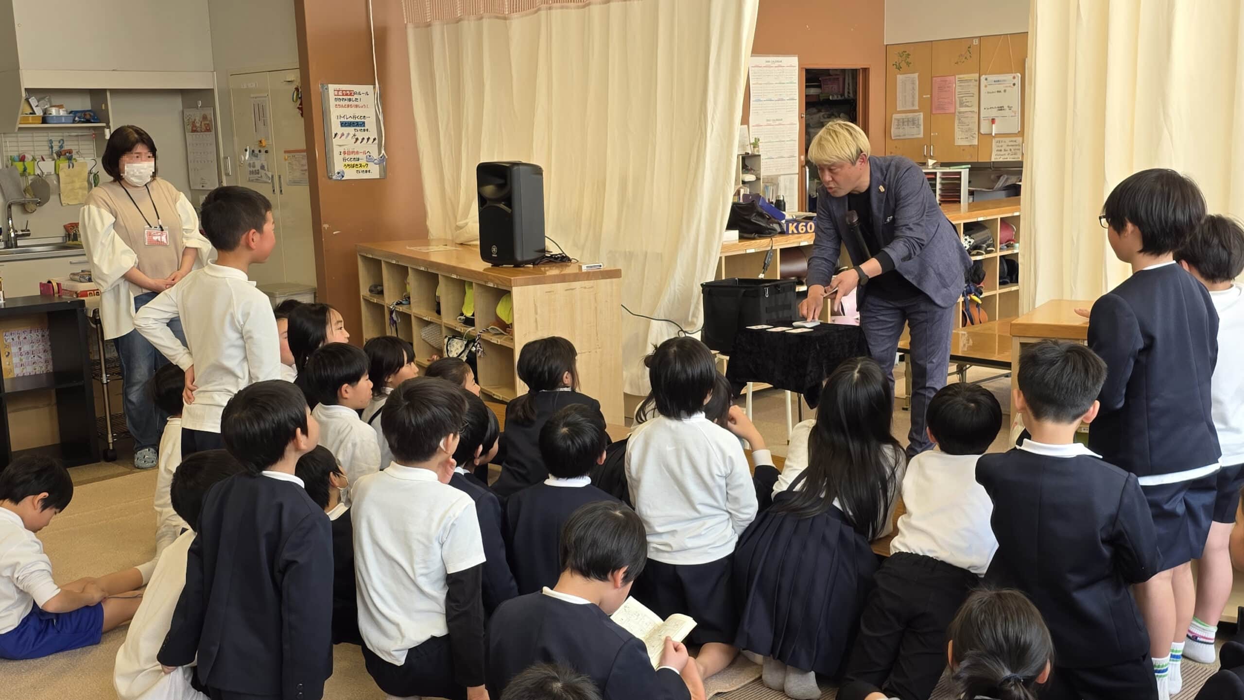 ふるさと高岡市中田の学童保育でマジックショー!娘アシスタントと一緒に届けた30分間 6 高岡市中田の学童保育で子どもたちの近くでマジックを見せるコンプレッサー
