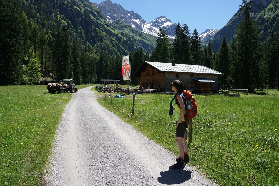 Reisebloggerin Biggi Bauer auf dem breiten Fahrweg vor der Gutenalpe im Oytal