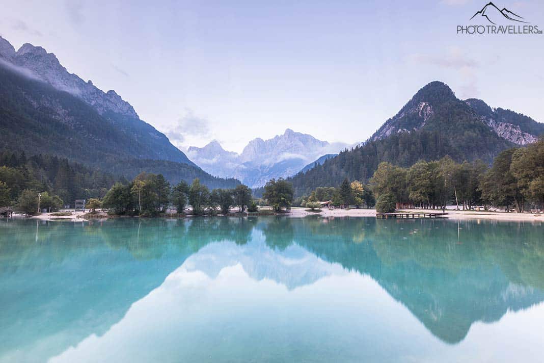Berge, die sich im Jasna-See am Morgen spiegeln