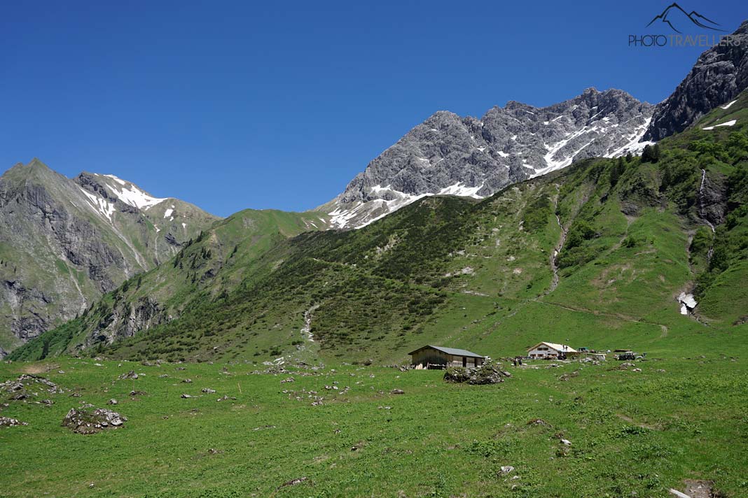 Der Blick zur Käseralpe, dahinter die Berge