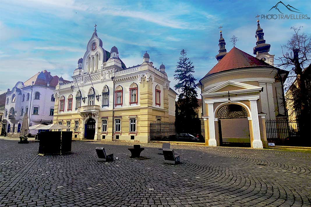 Die gelb-weißen Fassaden der serbischen Kathedrale und des Bischofspalais am Unirii-Platz