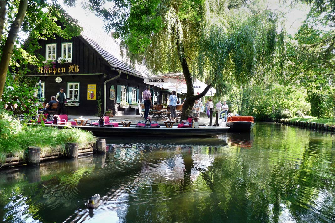 Kanal mit Anleger im Spreewald, Brandenburg