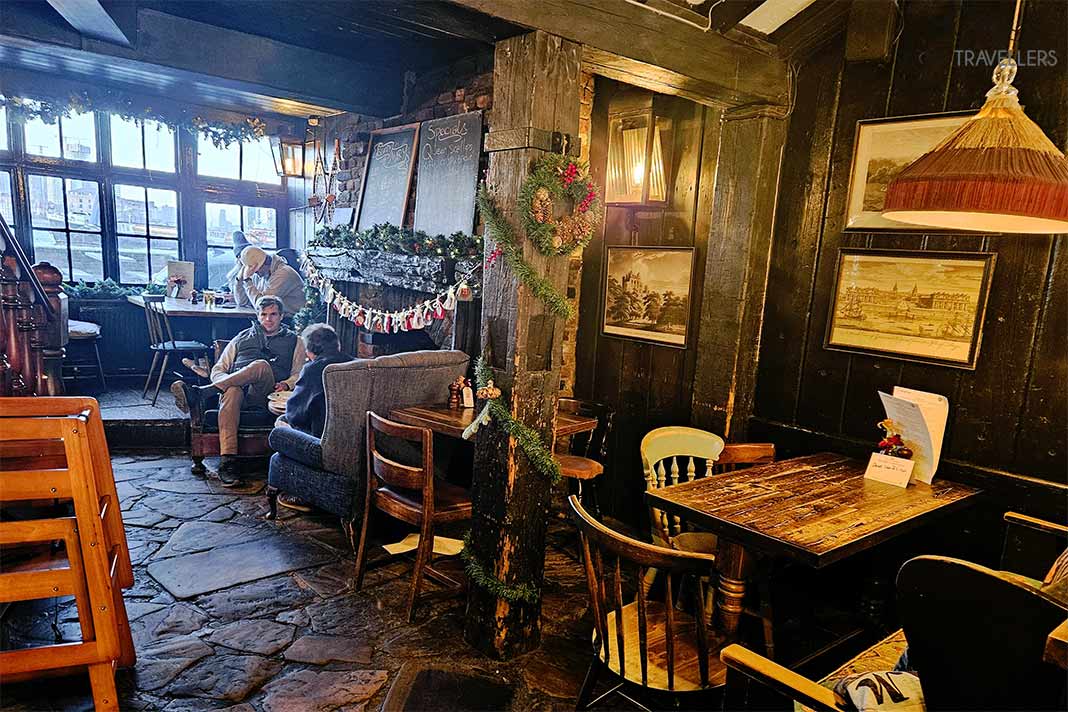 Rustikale Holzmöbel und Balken prägen das Interieur des Pubs Cutty Sark