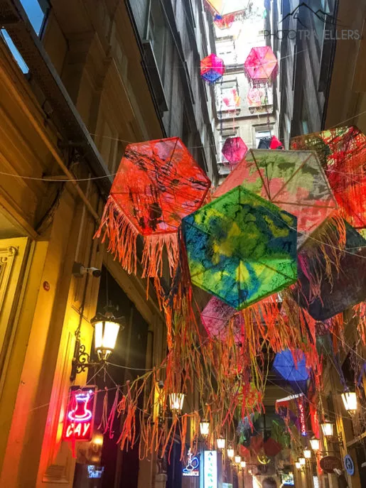 Eine Straße in Istanbul mit Schmuck