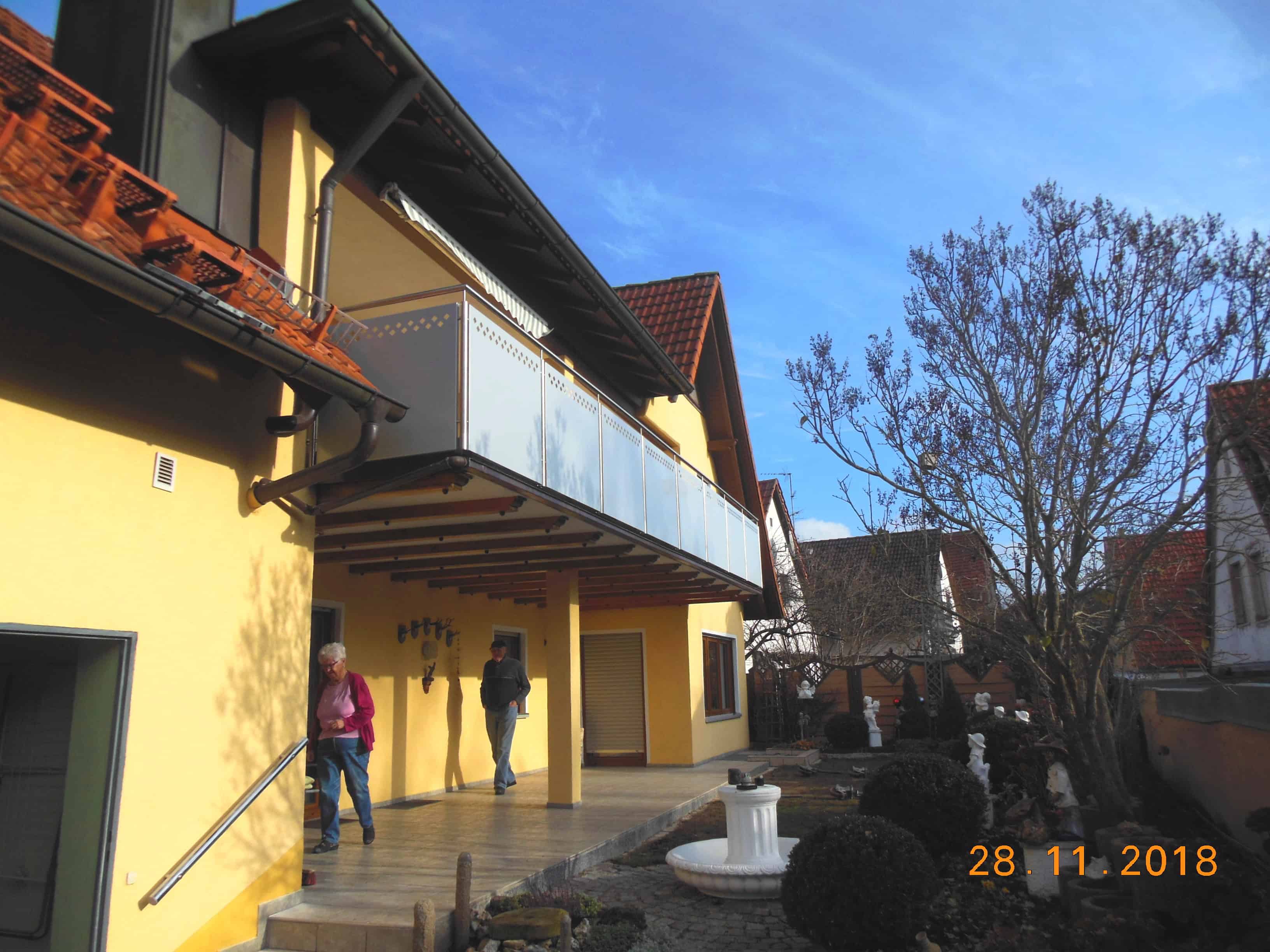 Balkongeländer geloschte Blechfüllung