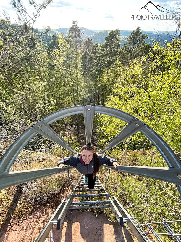 Biggi auf der Leiter zum Hühnerstein