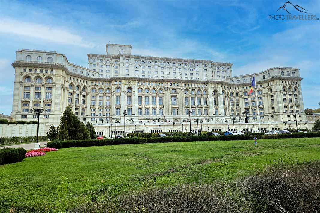 Der riesige Parlamentspalast von Bukarest mit seiner weißen Fassade und einem kleinen Park im Vordergrund