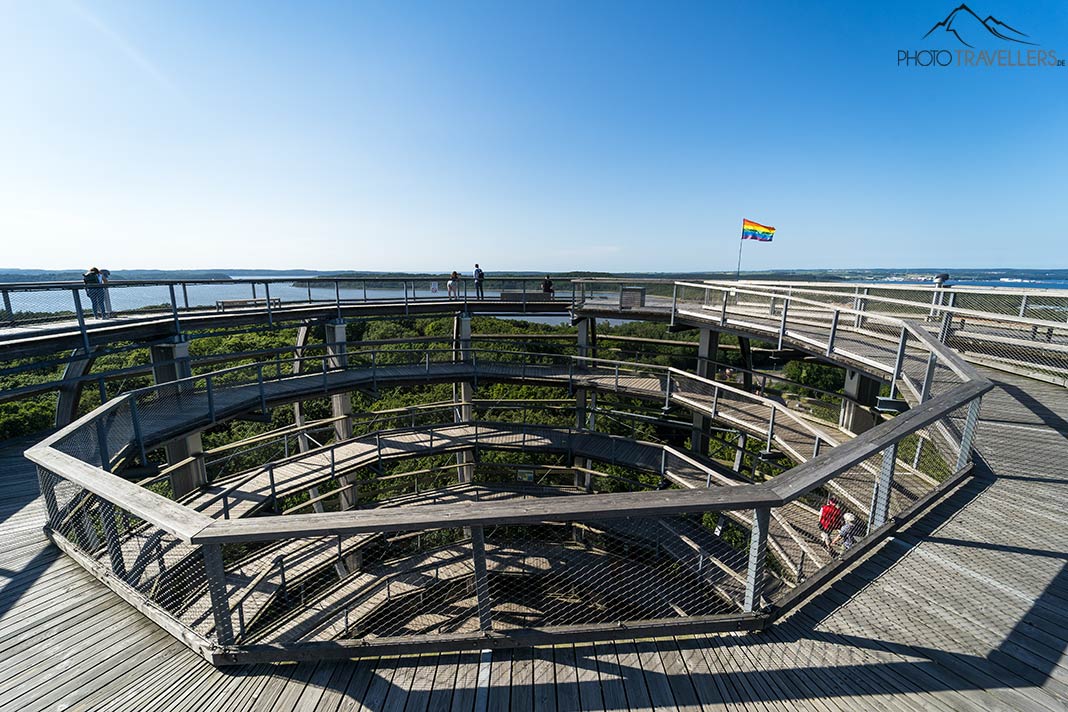 Der Blick über die Aussichtsplattform vom Aussichtsturm des Baumwipfelpfads im Naturerbe Zentrum Rügen