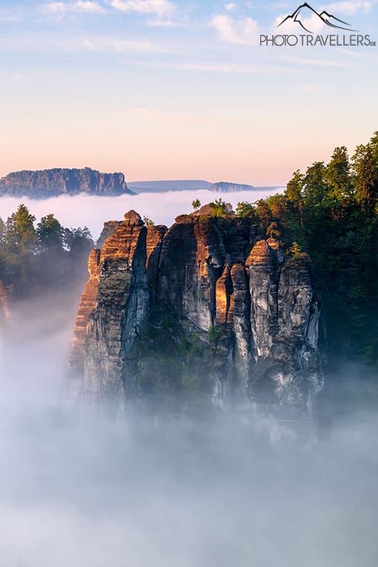 Die Sonne strahlt die ersten Felsen in der Sächsischen Schweiz an