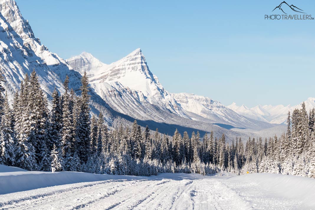 Der verschneite Icefields Parkway mit einer imposanten Bergkulisse