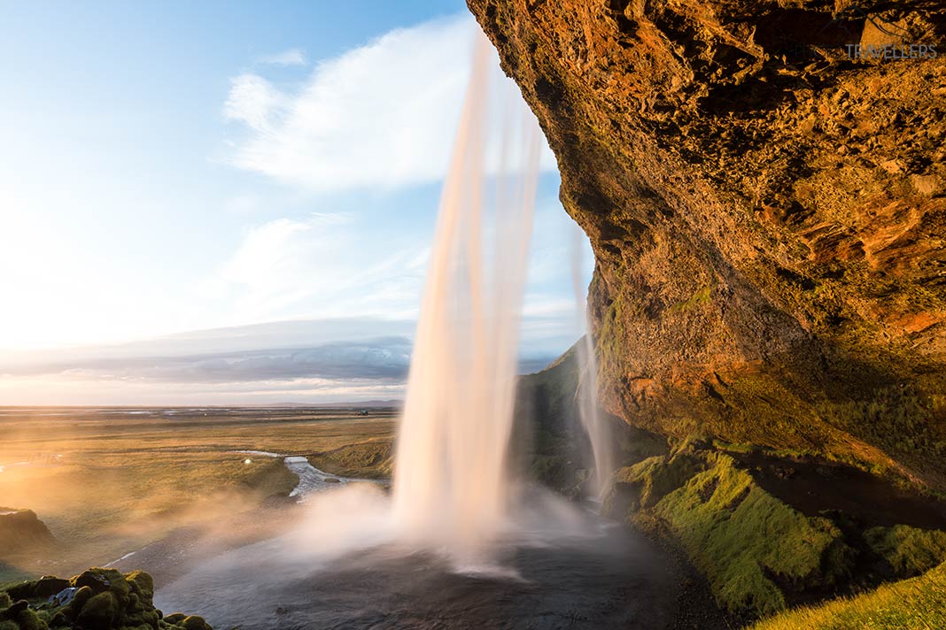 Der Wasserfall Seljalandsfoss in Island im Abendlicht