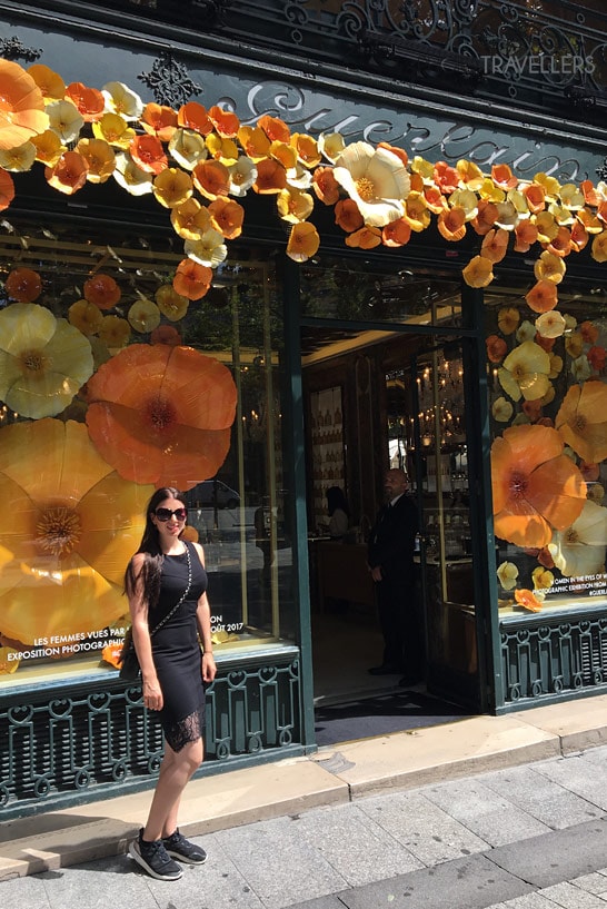 Reisebloggerin Biggi Bauer vor dem Edelgeschäft Guerlain auf dem Champs-Élysées in Paris
