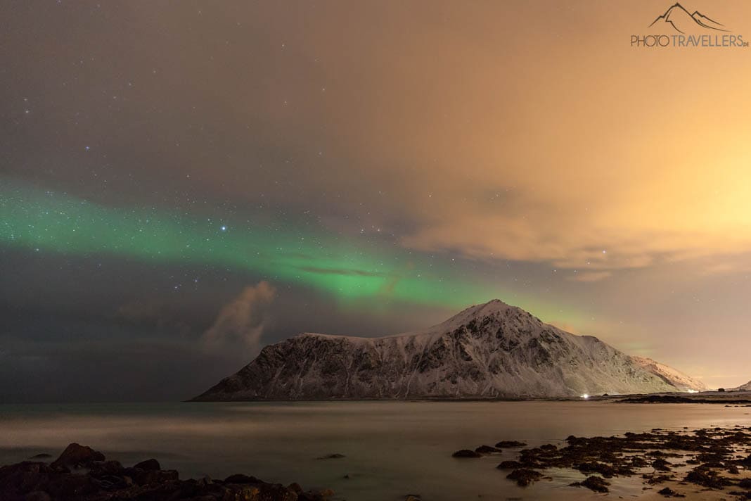 Polarlichter über den Flakstad Beach auf den Lofoten