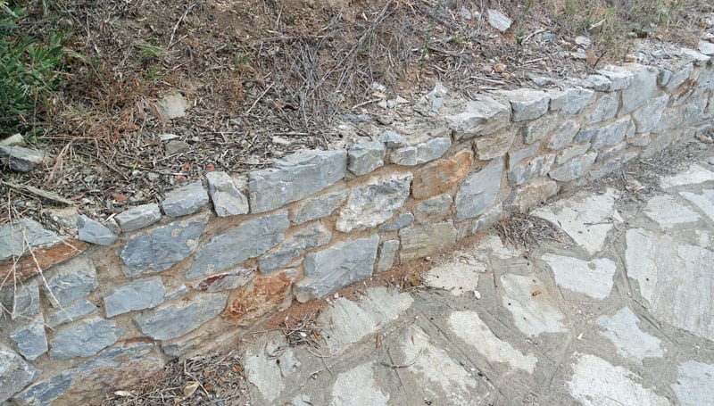 Hangbefestigung – so wird die Böschung sicher Hangbefestigung mit Natursteinen