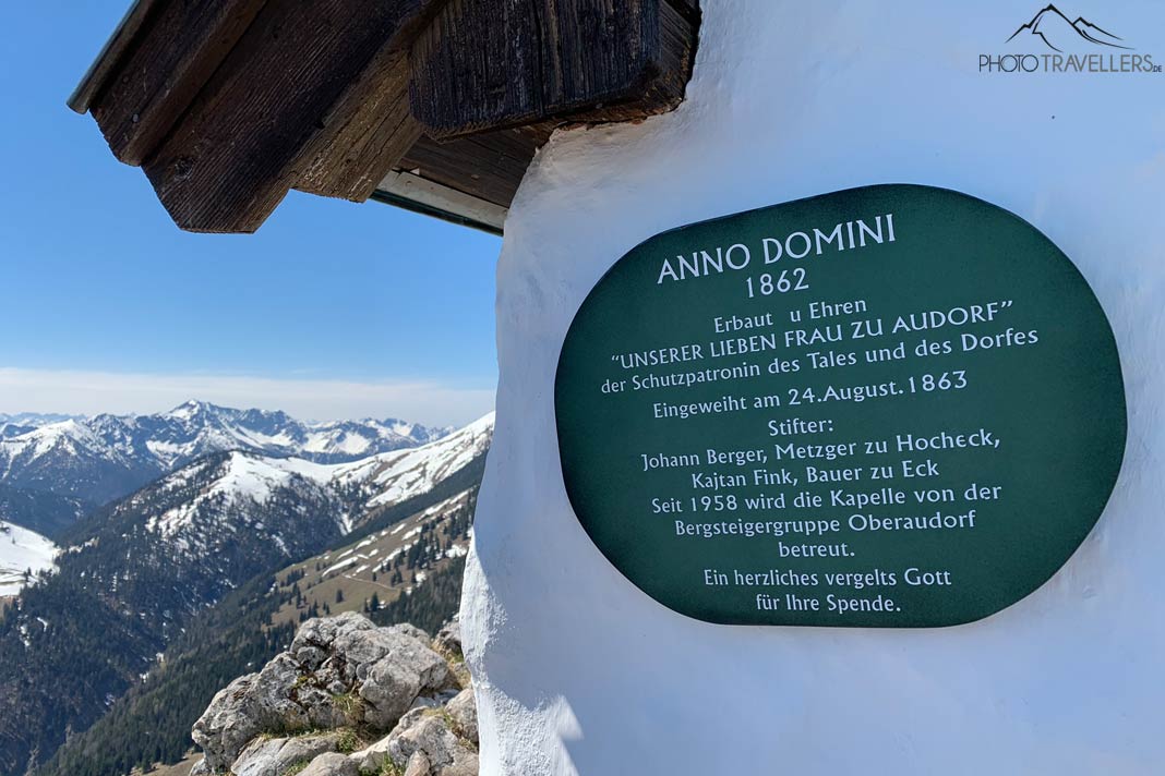 Schild an der Gipfelkapelle auf dem Brünnstein