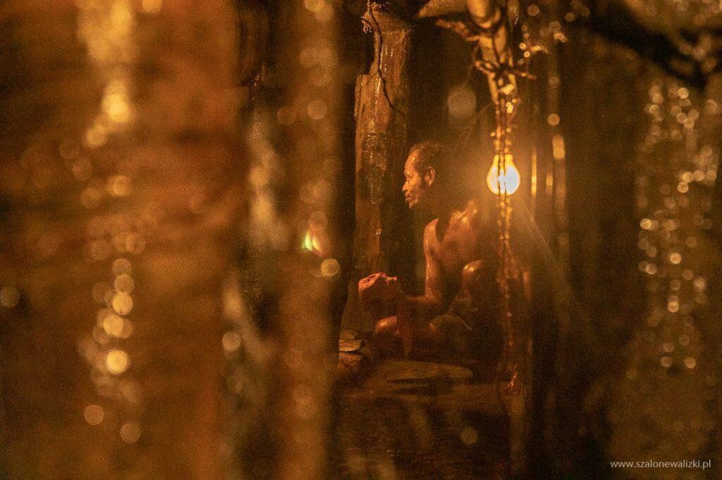 górnik w prowizorycznej kopalni szafirów