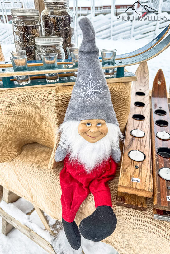 Ein skandinavischer Zwerg auf einem Weihnachtsmarkt in Norwegen