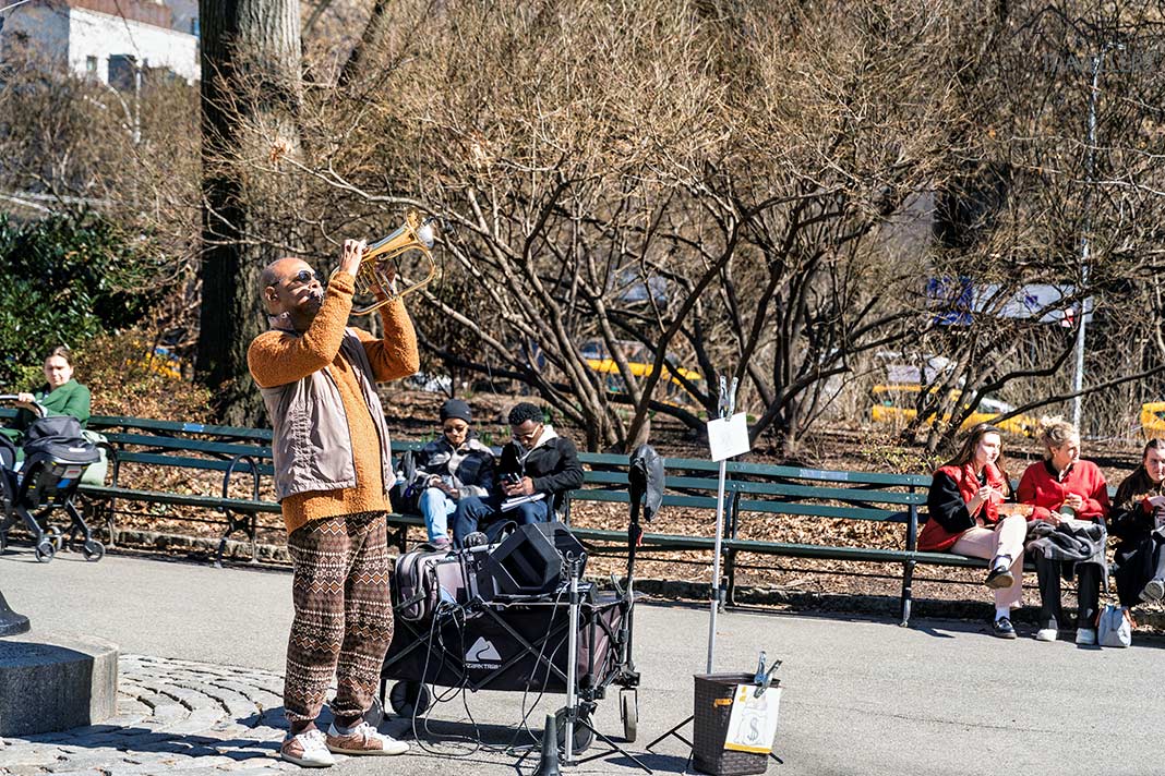 Ein Trompeter im Central Park in New York