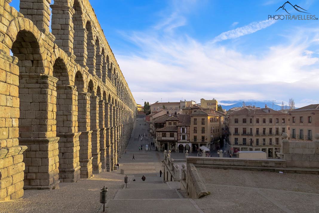Das römisches Aquädukt in Segovia im Abendlicht