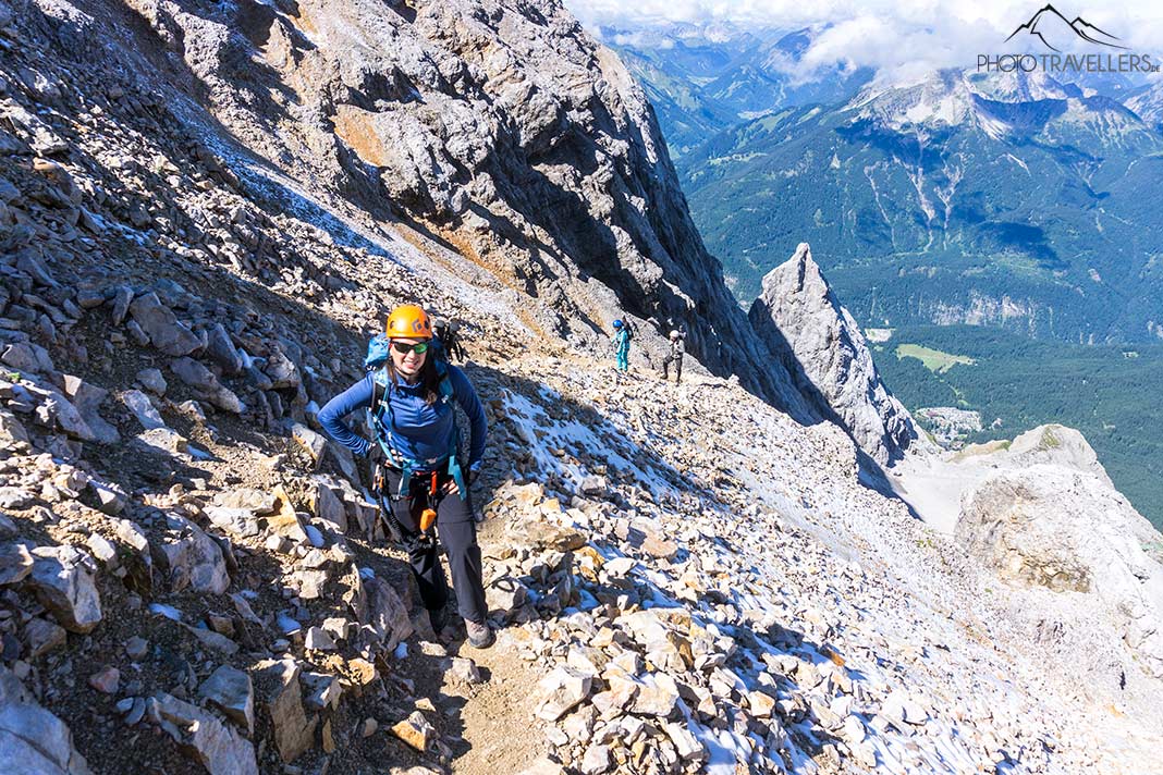 Reisebloggerin Biggi Bauer auf dem Wanderweg oberhalb des Stopselziehers