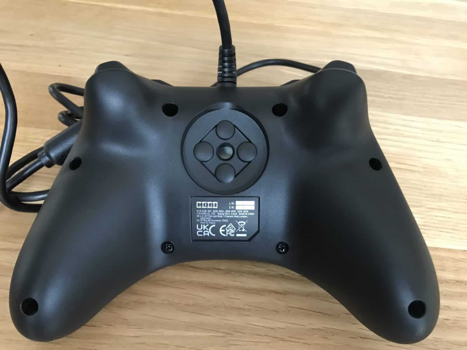 Manette de jeu pour gaming, compatible avec consoles et PC, ergonomique et précise, idéale pour les jeux vidéo et e-sport, offre une expérience de jeu immersive et confortable.