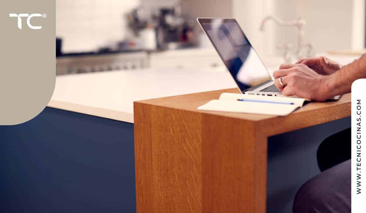 La cocina se puede volver un lugar para hacer otras actividades como trabajar