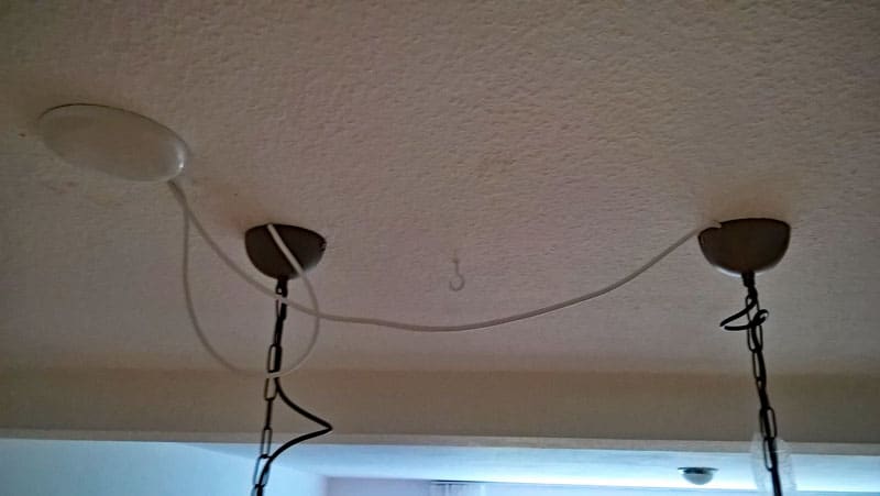 zwei Hängelampen an einem Anschluss