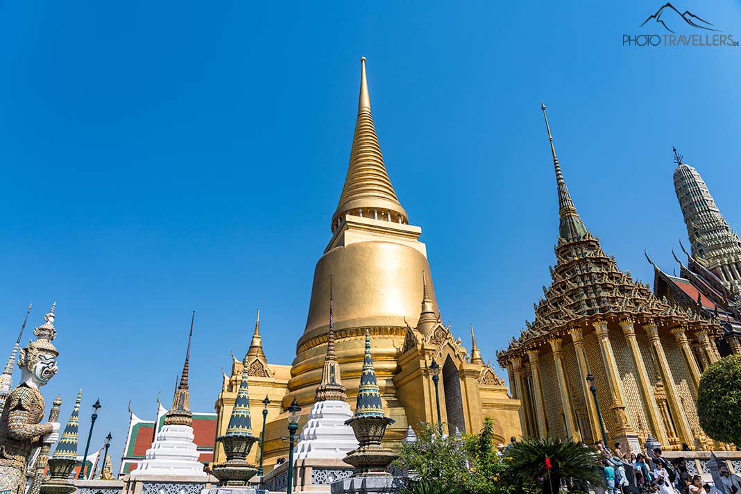 Der Goldene Chedi mit dem Phra Mondop im Großen Palast in Bangkok