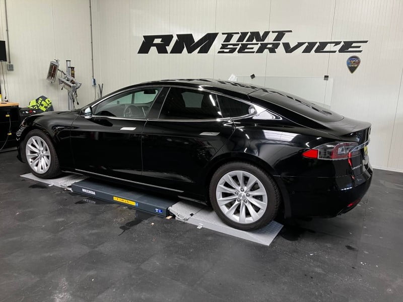 RM tintservice Sittard ramen blinderen autoruiten tinten tesla model 5 zwart (Web)