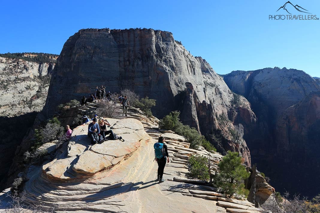 Reisebloggerin Biggi Bauer auf dem Gipfel von Angels Landing, daneben weitere Wanderer