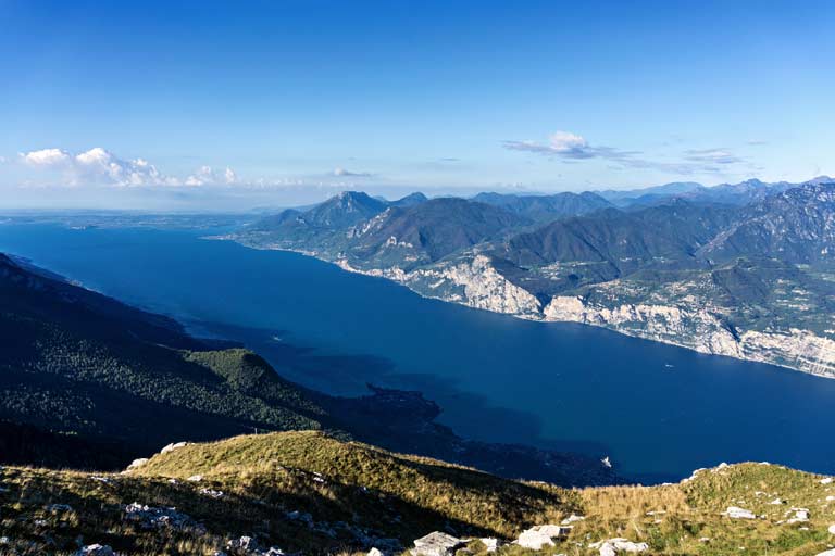 startseite-gardasee-sehenswuerdigkeiten Blick vom Monte Baldo auf den Gardasee