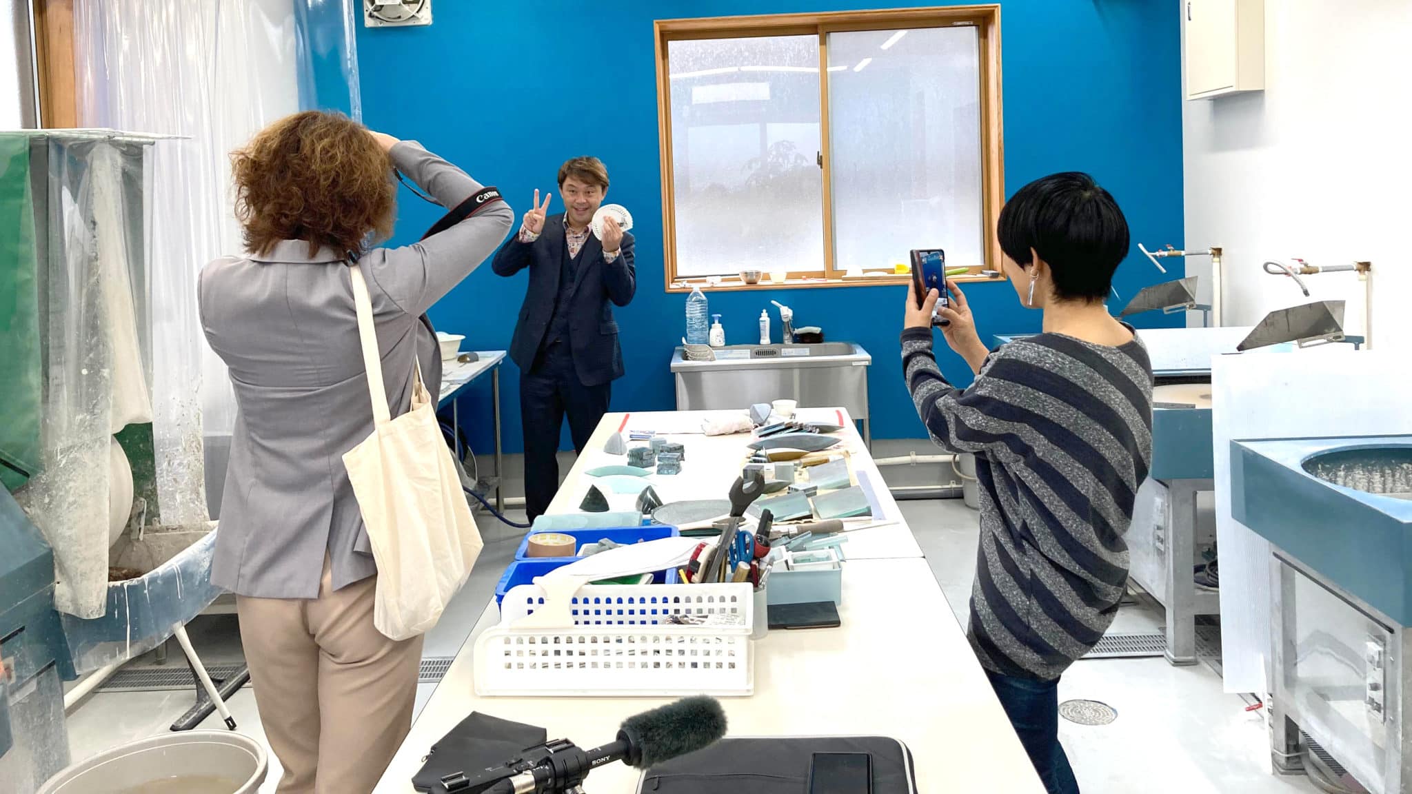 富山市のラジオとYouTubeがコラボしたメディアミックスプログラム「アメイジングトーク~ラジオ~」の収録が始まりました~♪今回のゲストは、ガラス作家の小島有香子さん☆ 2 248611373 1708317092696064 934100164862069022 n - 出張マジックショー