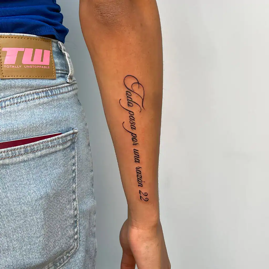 Schrift Tattoo an der Rückseite des Unterarms