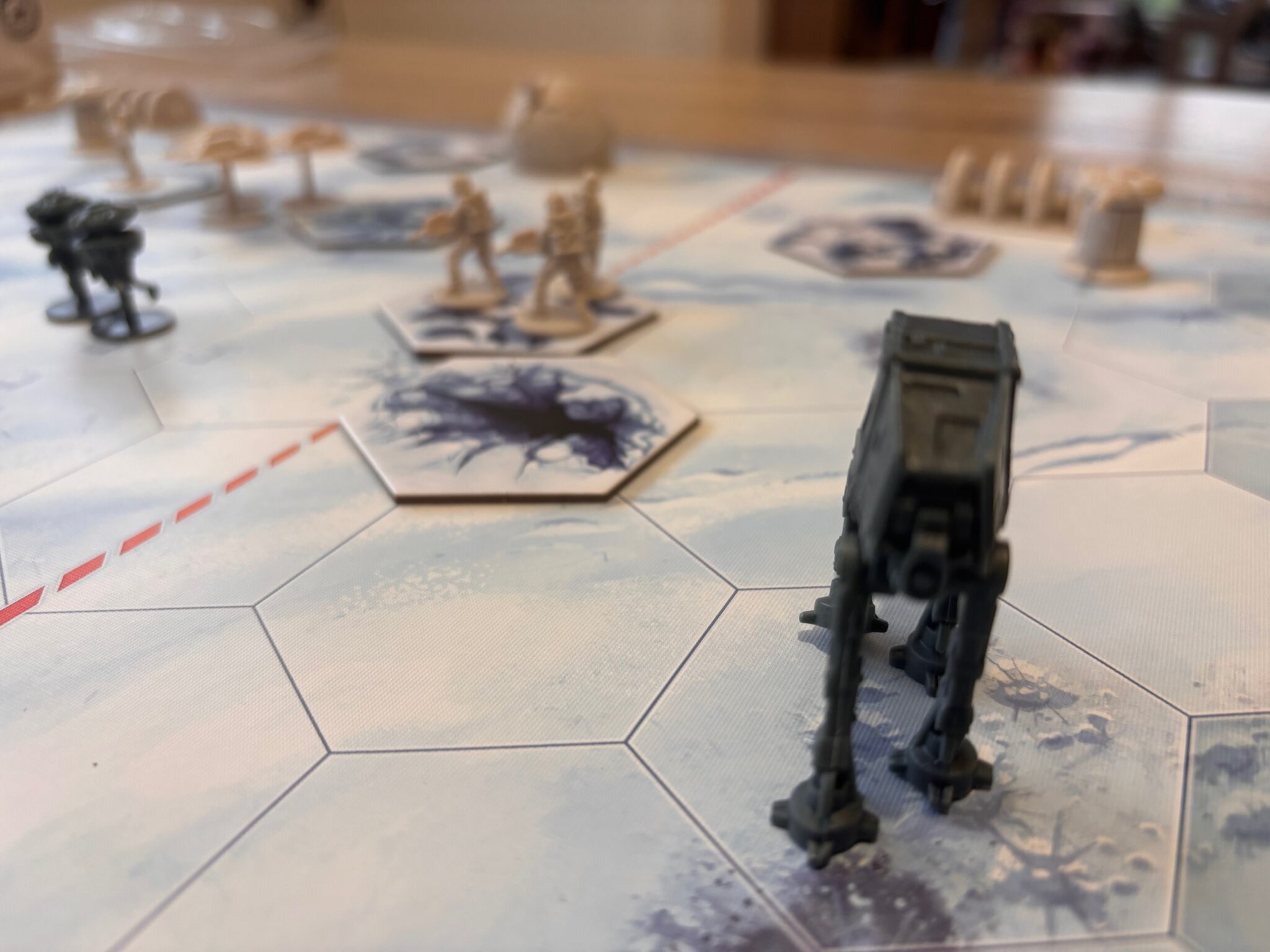 Gazon impraticable pour un jeu de stratégie avec figurines miniatures dans un décor futuriste évoquant une bataille ou une invasion extraterrestre.