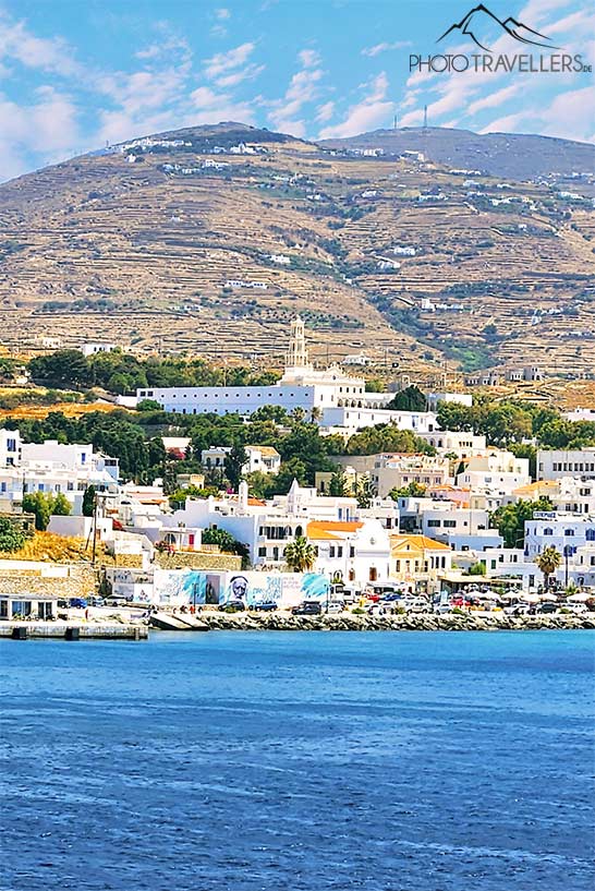 Die Wallfahrtskirche Panagia Evangelistria thront über den weißen Häusern der Chora von Tinos