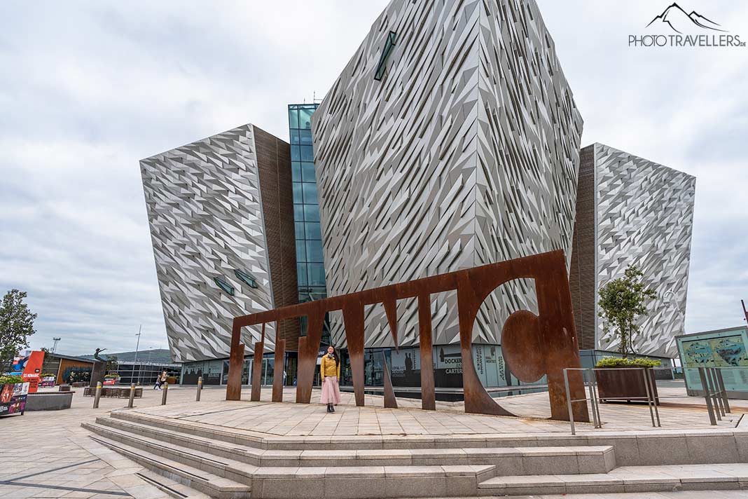 Reisebloggerin Biggi Bauer vor dem Titanic Belfast Museum