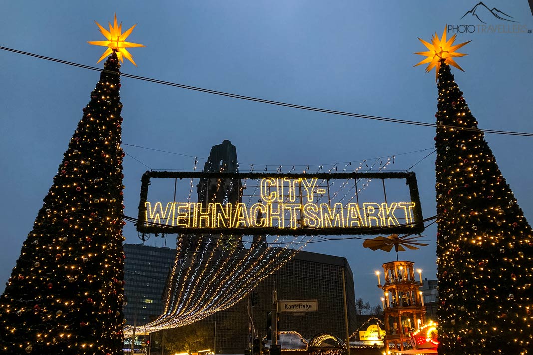 Blick auf zwei beleuchtete Weihnachtsbäume vor der Gedächtniskirche