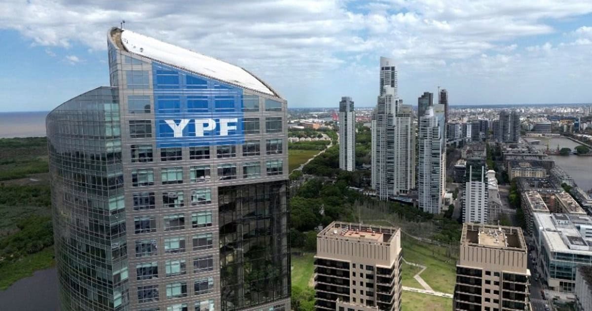 Equipo de perforación de YPF en un yacimiento de Vaca Muerta, en Neuquén