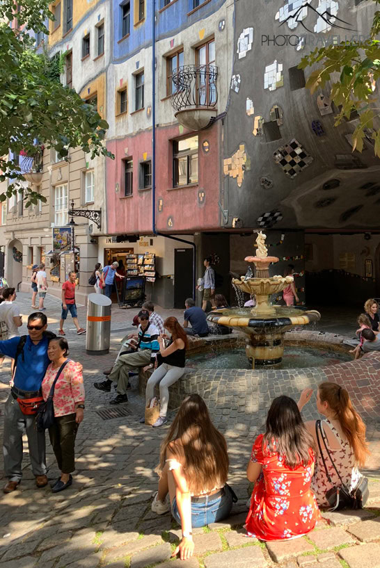 Touristen am Hundertwasserhaus in Wien