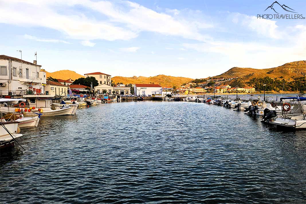 Viele Boote reihen sich im Hafen von Myrina aneinander