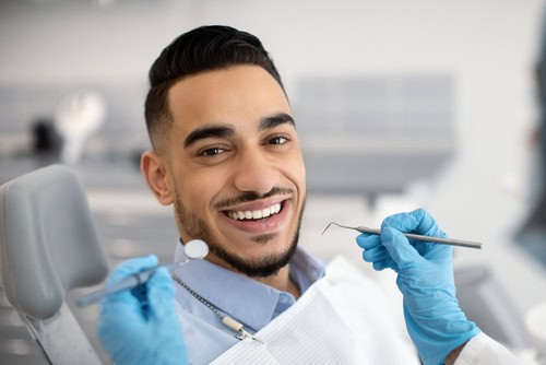 Dentista en Rialto, CA | Odontología Cosmética | Mini Implantes Dentales