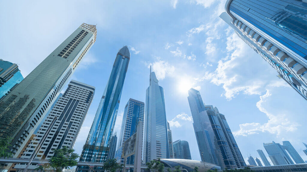 Moderne Skyline von Dubai mit Wolkenkratzern als Symbol für Umzug, Steuern und internationale Geschäftstätigkeit Moderne Skyline von Dubai mit Wolkenkratzern als Symbol für Umzug, Steuern und internationale Geschäftstätigkeit