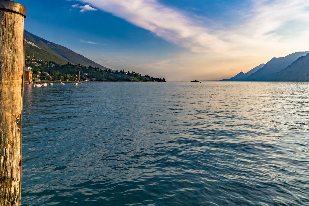 Der Blick über den Idrosee in Italien am Abend